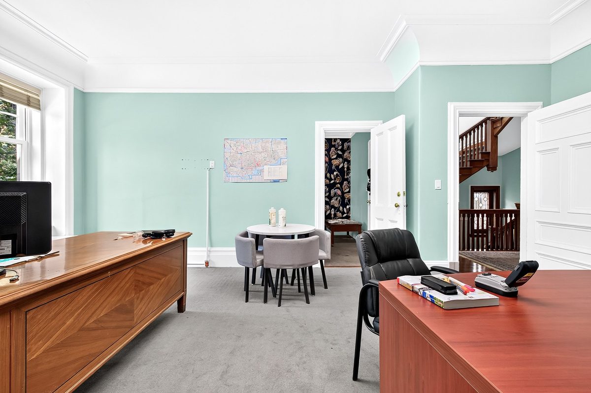 2135 Rue de la Montagne — photo 24