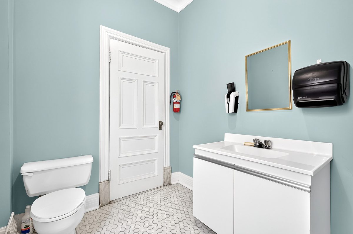 2135 Rue de la Montagne — photo 28