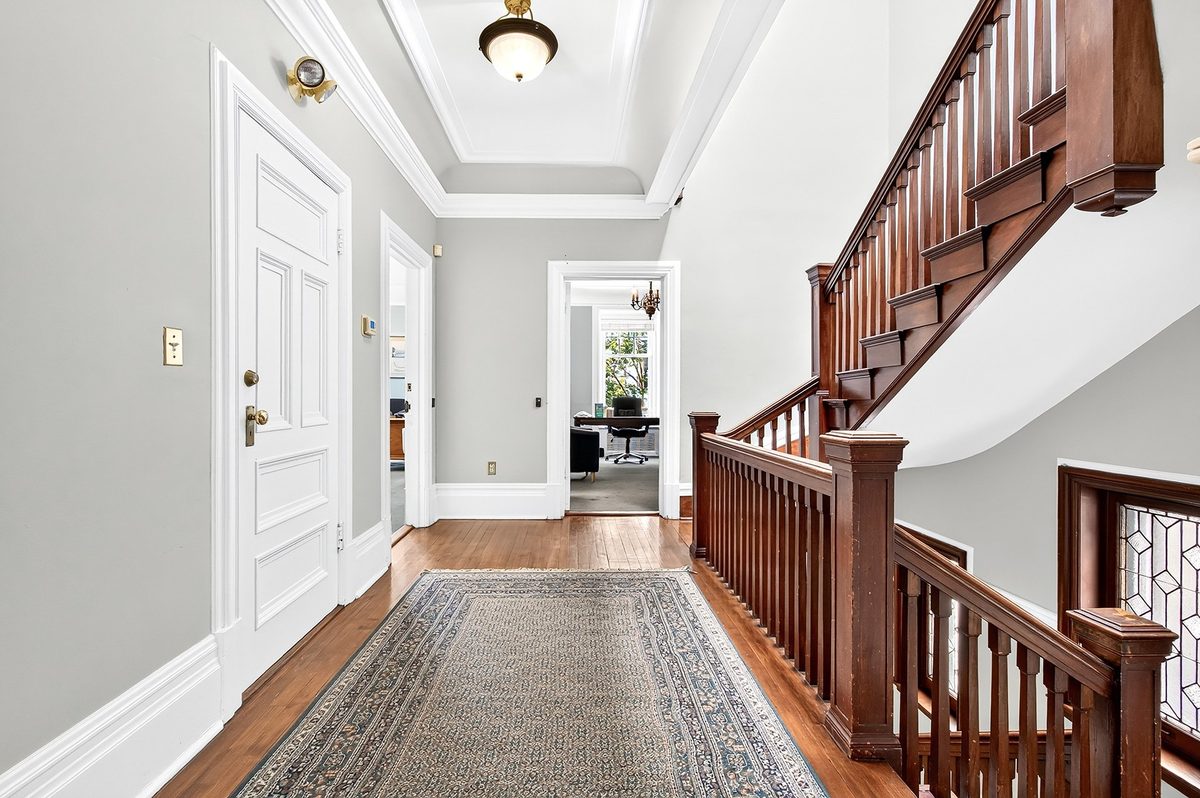 2135 Rue de la Montagne — photo 30