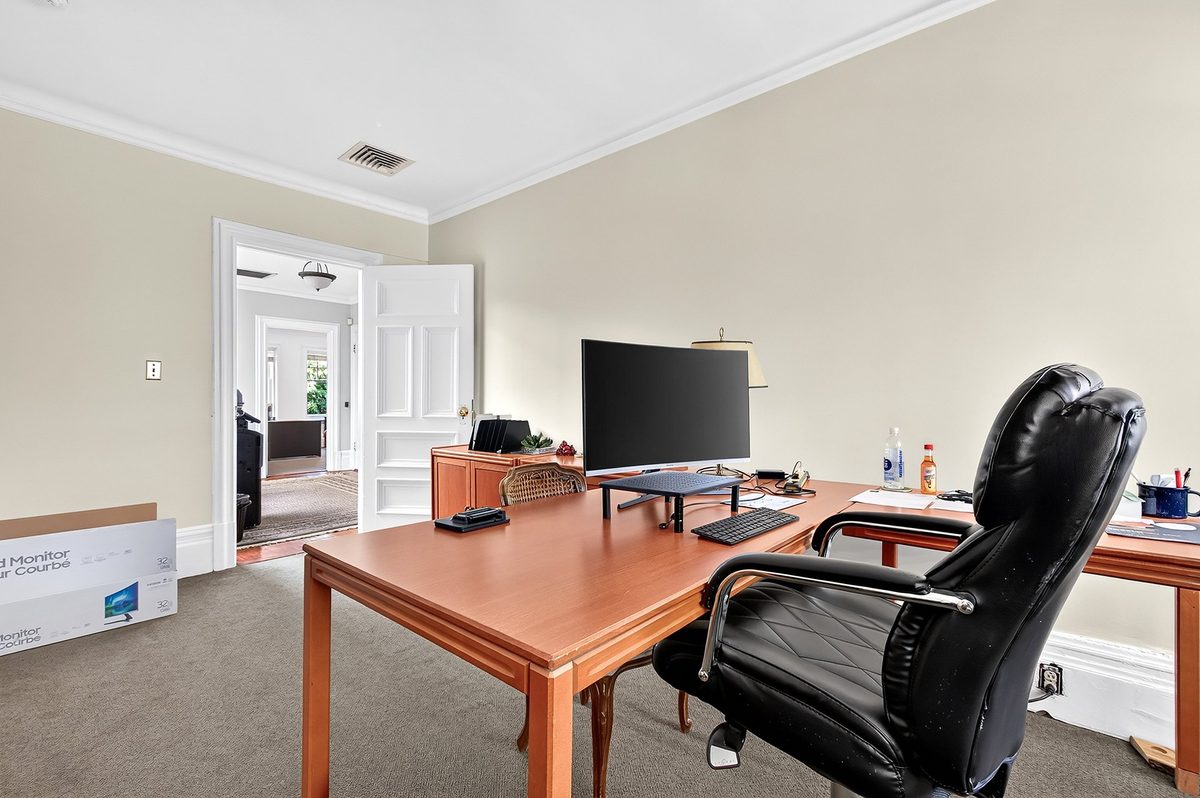 2135 Rue de la Montagne — photo 33