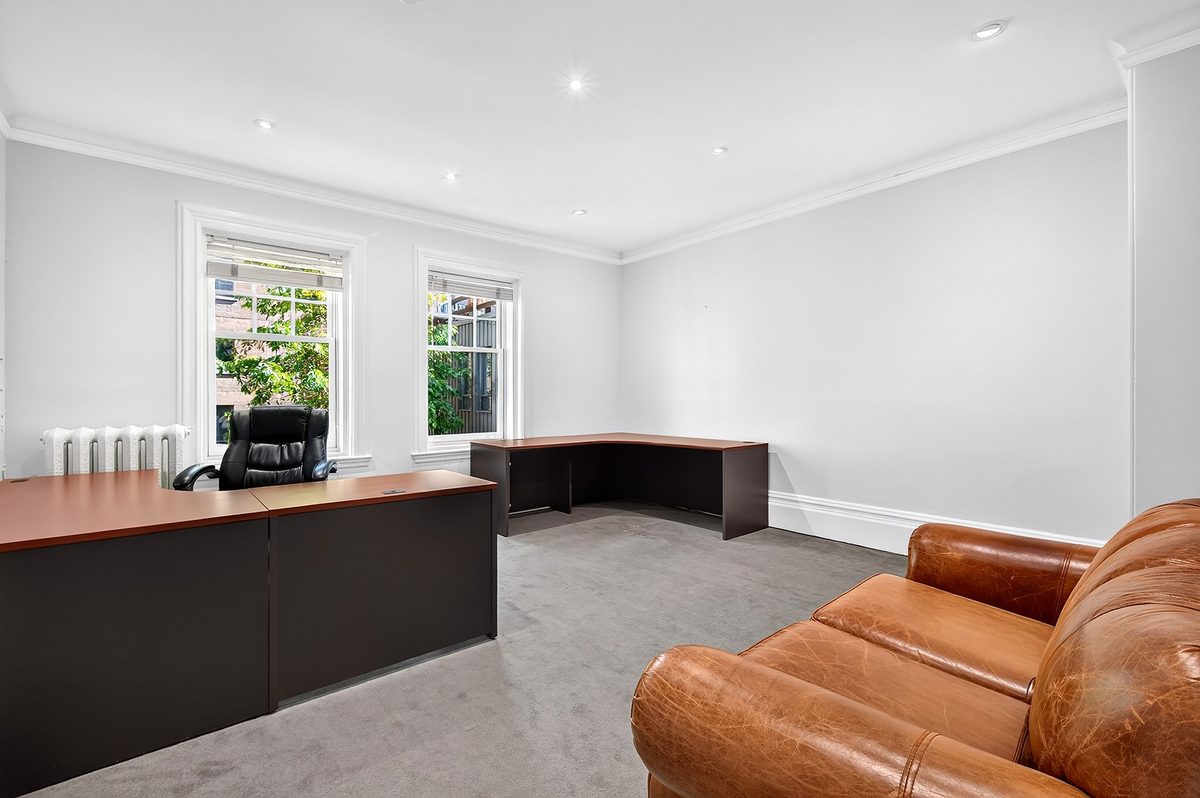 2135 Rue de la Montagne — photo 38
