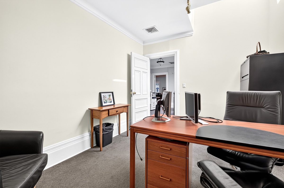 2135 Rue de la Montagne — photo 41