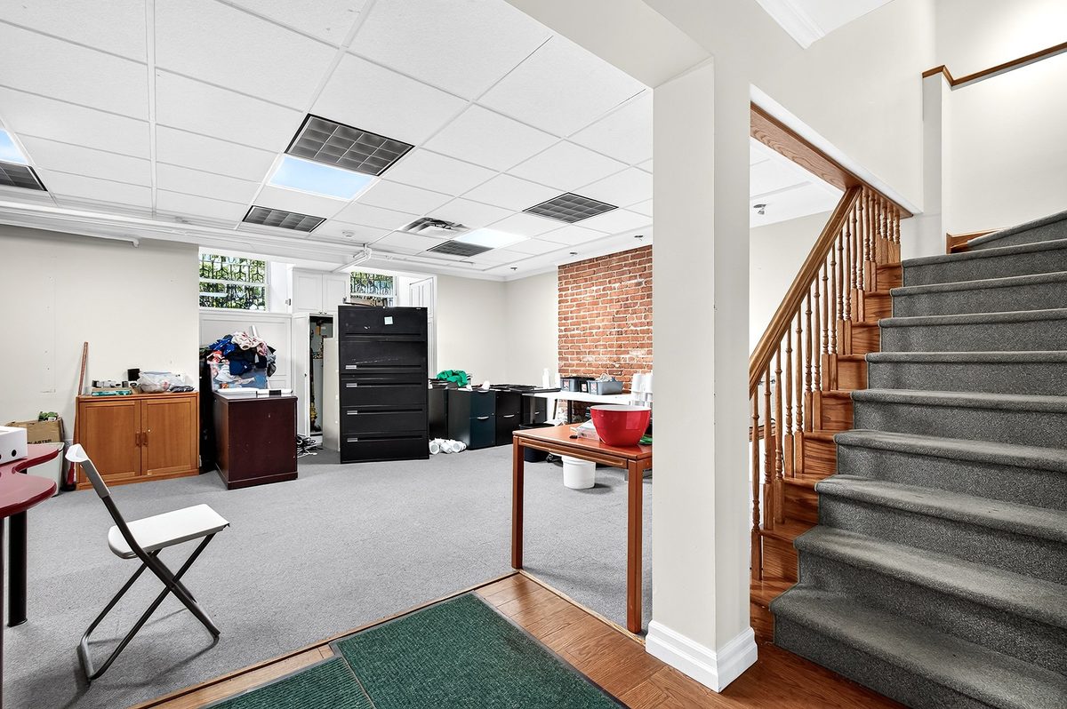 2135 Rue de la Montagne — photo 42