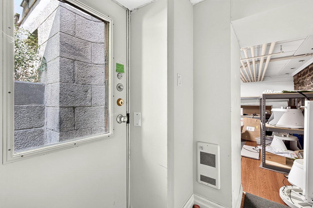 2135 Rue de la Montagne — photo 44