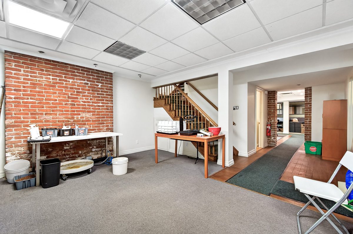 2135 Rue de la Montagne — photo 45