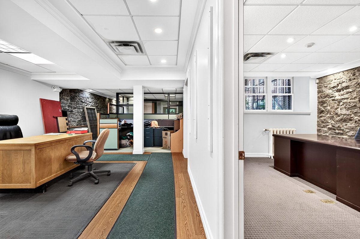 2135 Rue de la Montagne — photo 48