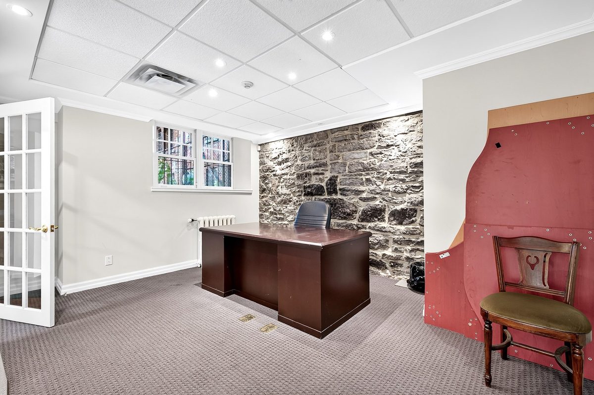 2135 Rue de la Montagne — photo 49
