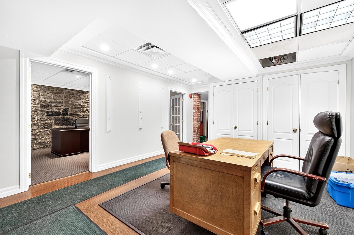 2135 Rue de la Montagne — photo 54