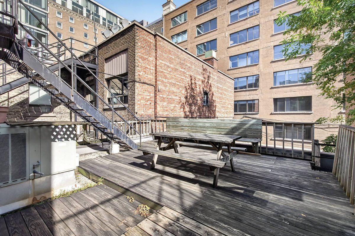 2135 Rue de la Montagne — photo 55