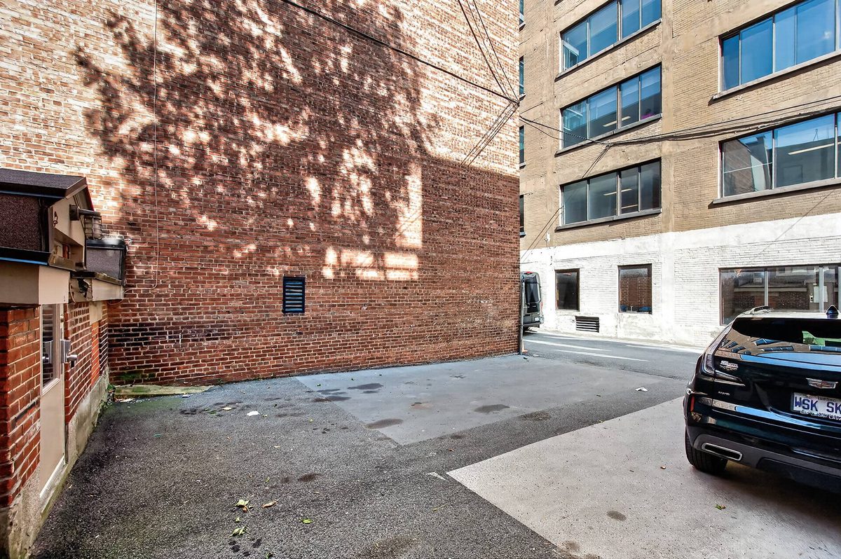 2135 Rue de la Montagne — photo 58
