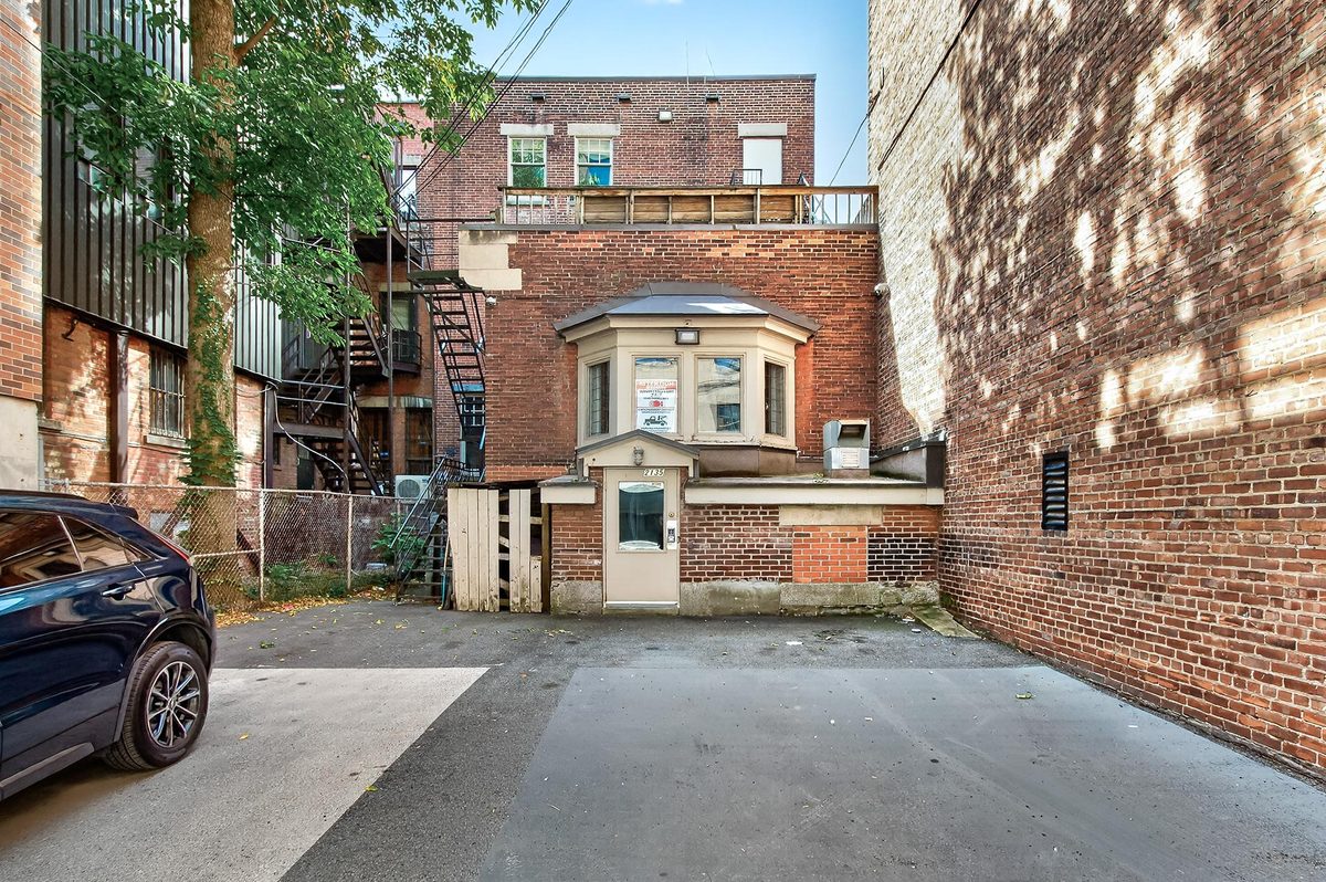 2135 Rue de la Montagne — photo 59