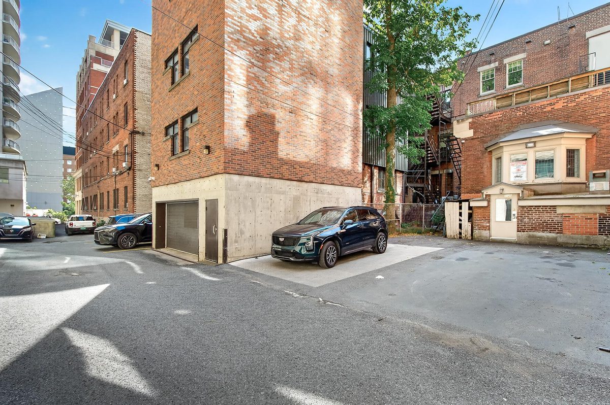 2135 Rue de la Montagne — photo 60