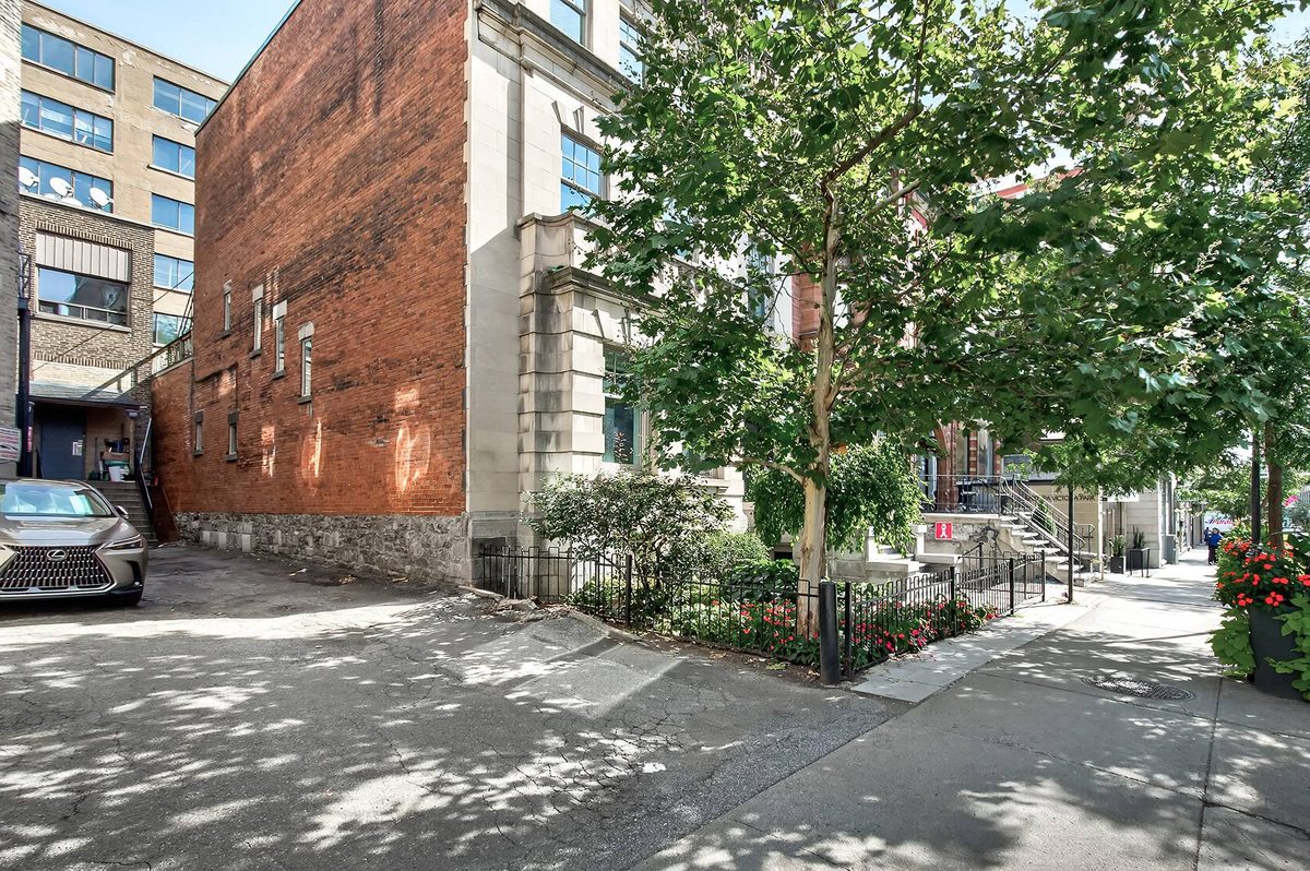 2135 Rue de la Montagne — photo 61