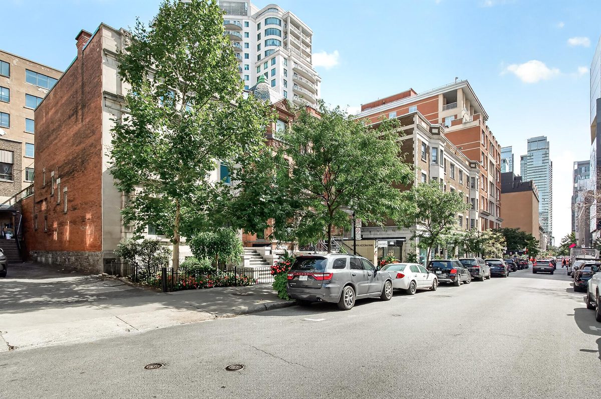 2135 Rue de la Montagne — photo 62