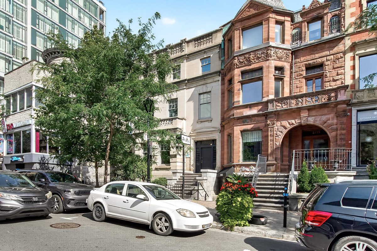 2135 Rue de la Montagne — photo 63