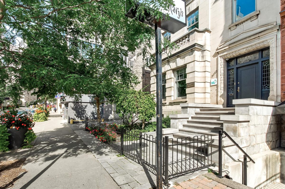 2135 Rue de la Montagne — photo 65